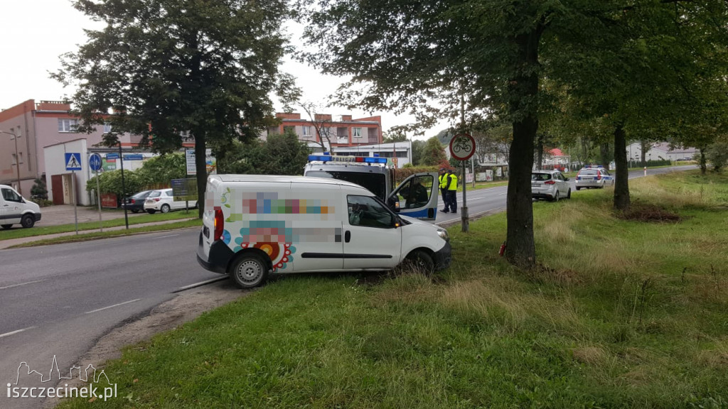 Wypadek z udziałem radiowozu. Trzy osoby zabrane do szpitala