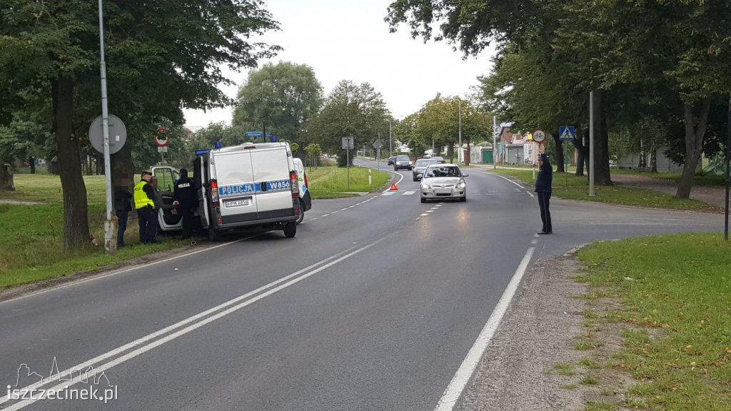 Wypadek z udziałem radiowozu. Trzy osoby zabrane do szpitala