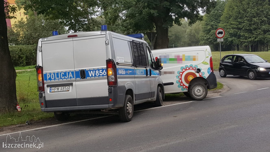 Wypadek z udziałem radiowozu. Trzy osoby zabrane do szpitala