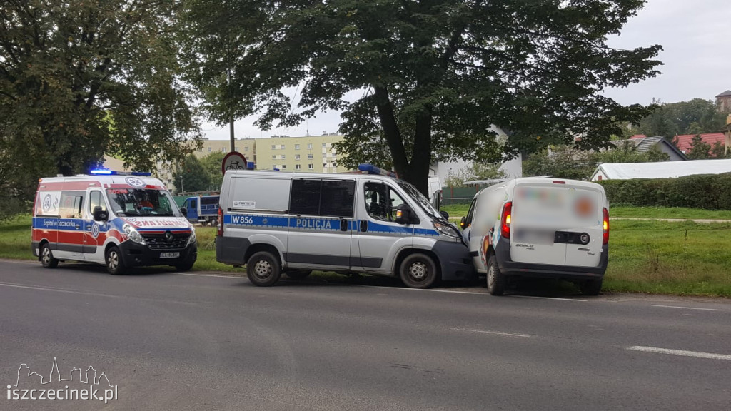 Wypadek z udziałem radiowozu. Trzy osoby zabrane do szpitala