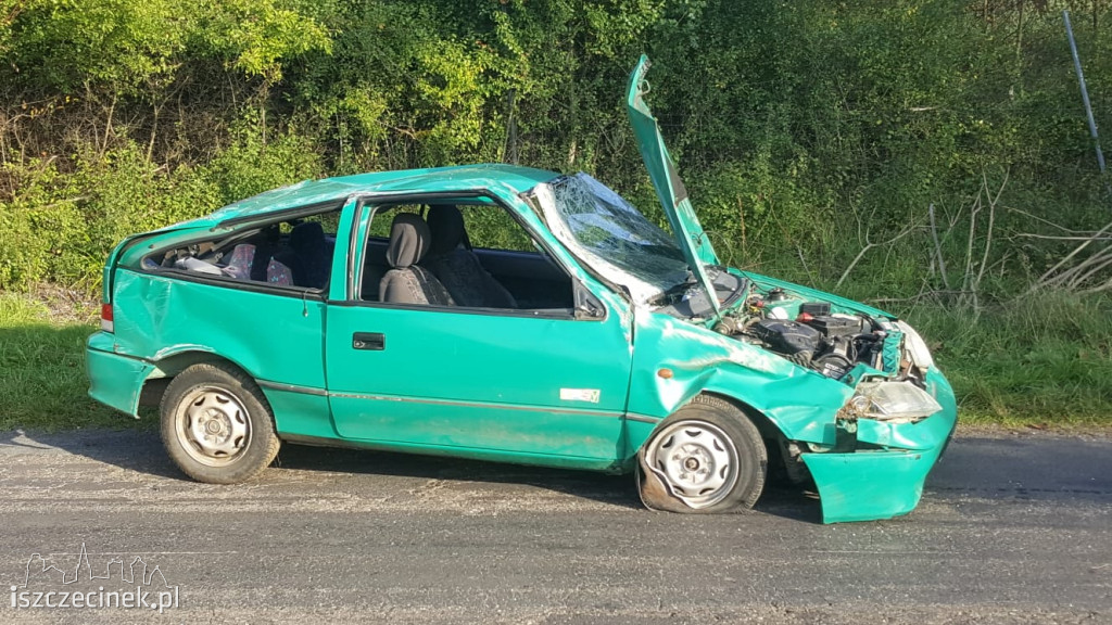 Uderzył w drzewo i dachował. Wszystko przez zwierzynę