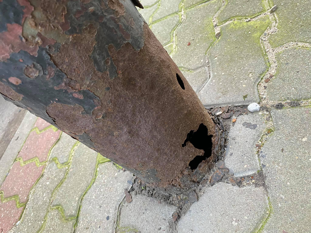 Zardzewiała latarnia przy ulicy Reja w każdej chwili może się złamać
