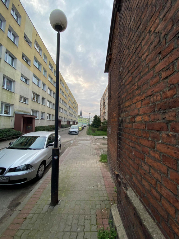 Zardzewiała latarnia przy ulicy Reja w każdej chwili może się złamać