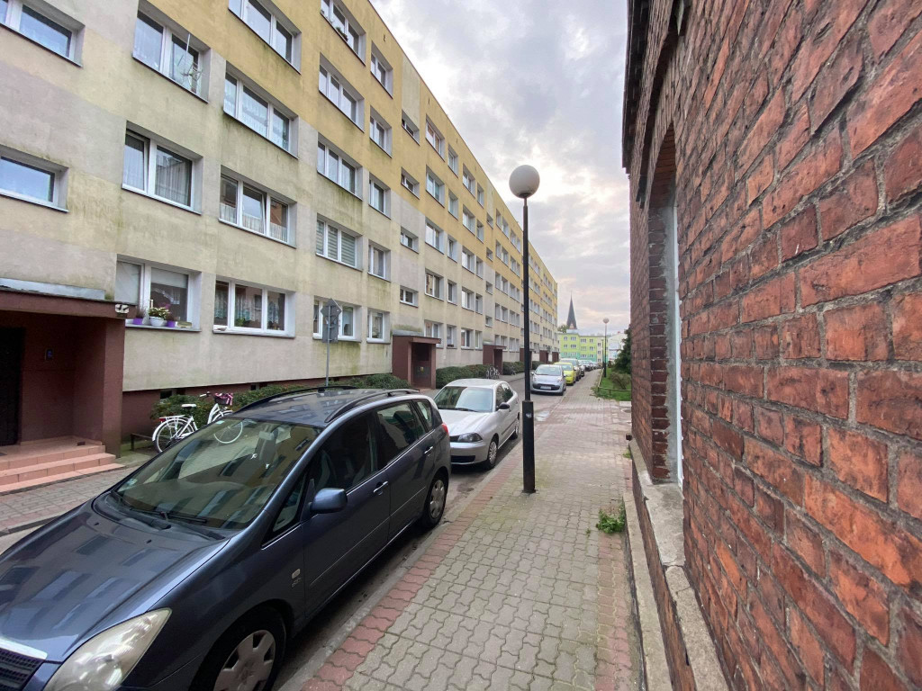 Zardzewiała latarnia przy ulicy Reja w każdej chwili może się złamać