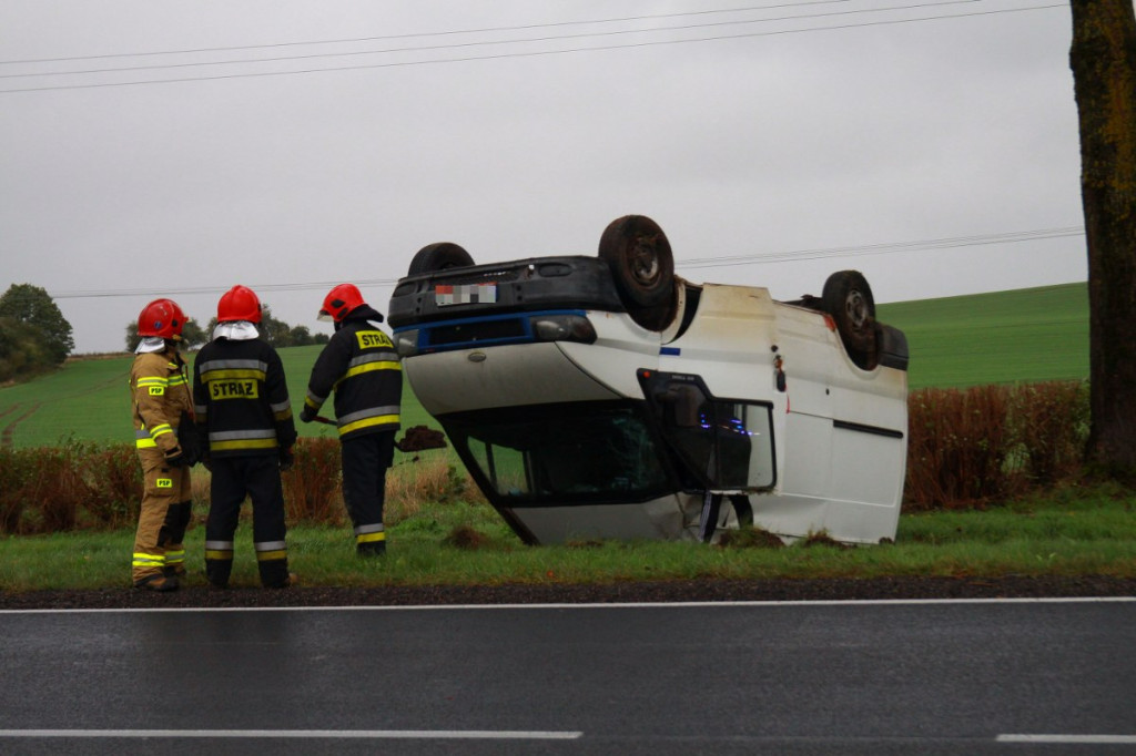 Wypadek karetki jadącej na sygnale. Ranny pacjent