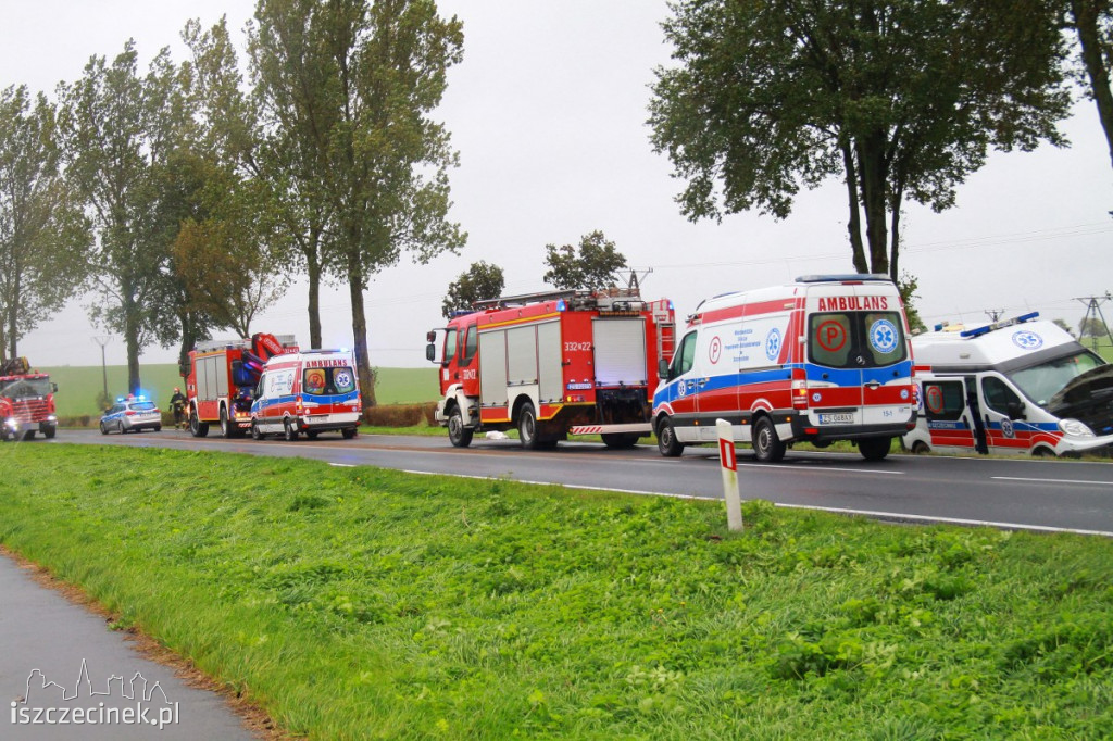 Wypadek karetki jadącej na sygnale. Ranny pacjent
