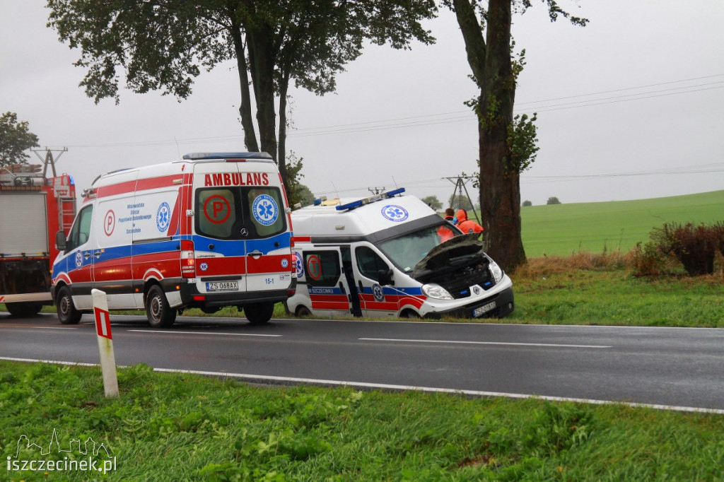 Wypadek karetki jadącej na sygnale. Ranny pacjent