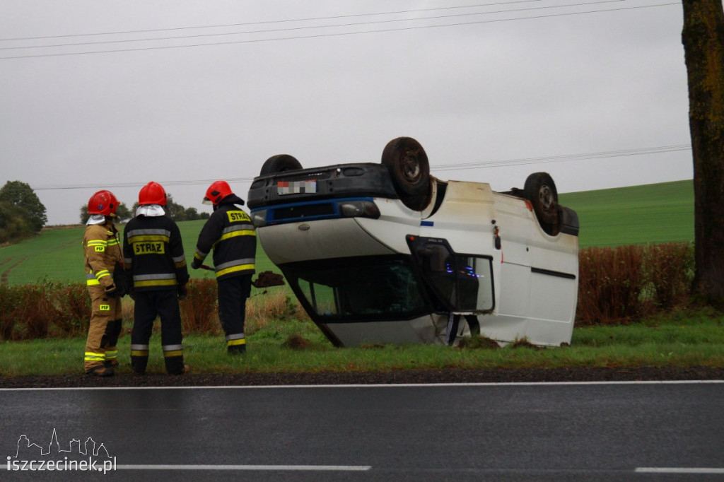 Wypadek karetki jadącej na sygnale. Ranny pacjent