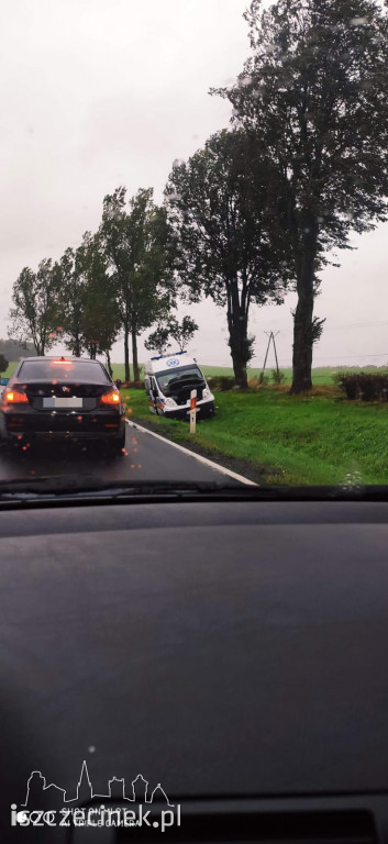 Wypadek karetki jadącej na sygnale. Ranny pacjent