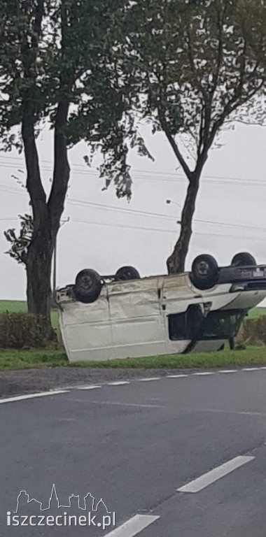 Wypadek karetki jadącej na sygnale. Ranny pacjent