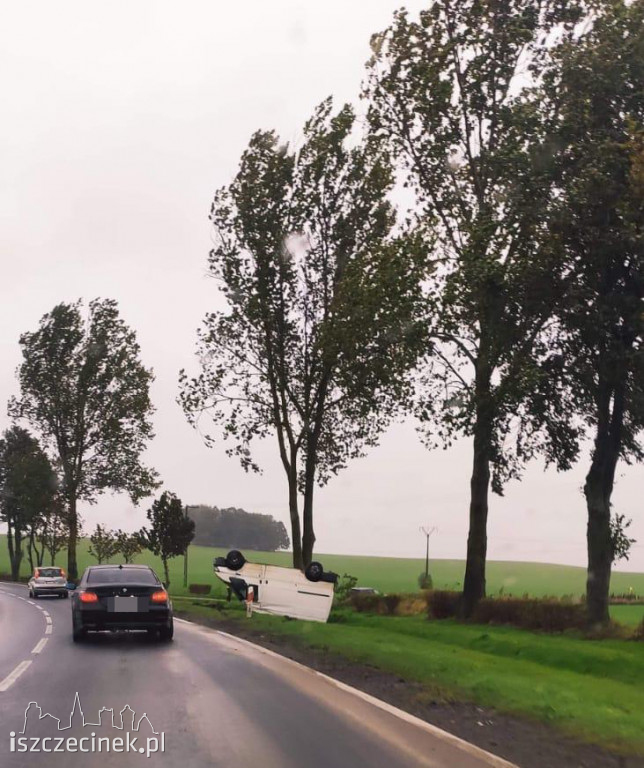 Wypadek karetki jadącej na sygnale. Ranny pacjent