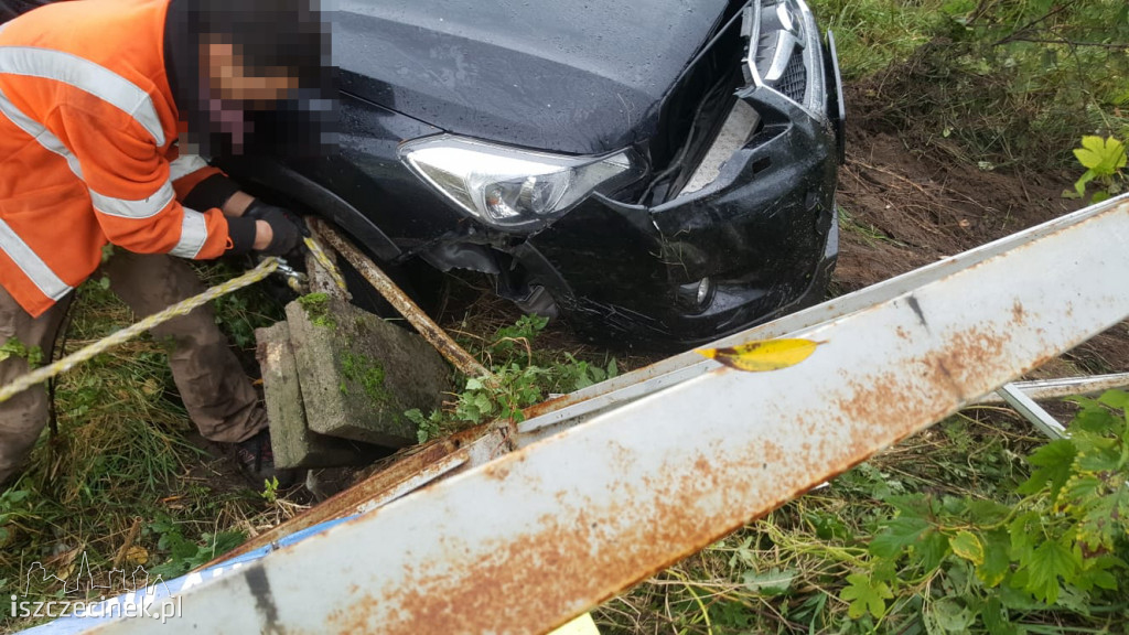 Jeleń. Subaru wypadło z drogi