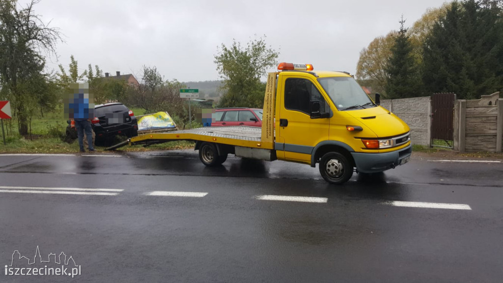 Jeleń. Subaru wypadło z drogi