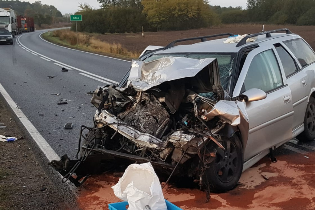 Wypadek na DK-20. Czołowe zderzenie busa z osobówką
