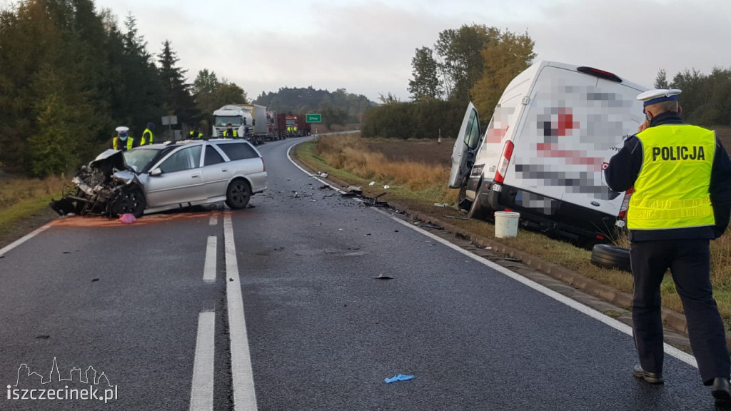 Wypadek na DK-20. Czołowe zderzenie busa z osobówką