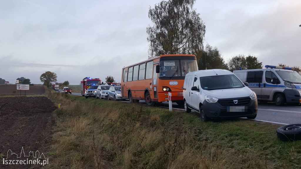 Wypadek na DK-20. Czołowe zderzenie busa z osobówką