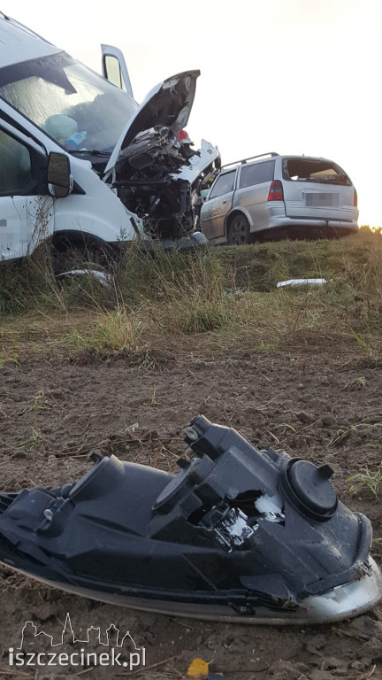 Wypadek na DK-20. Czołowe zderzenie busa z osobówką