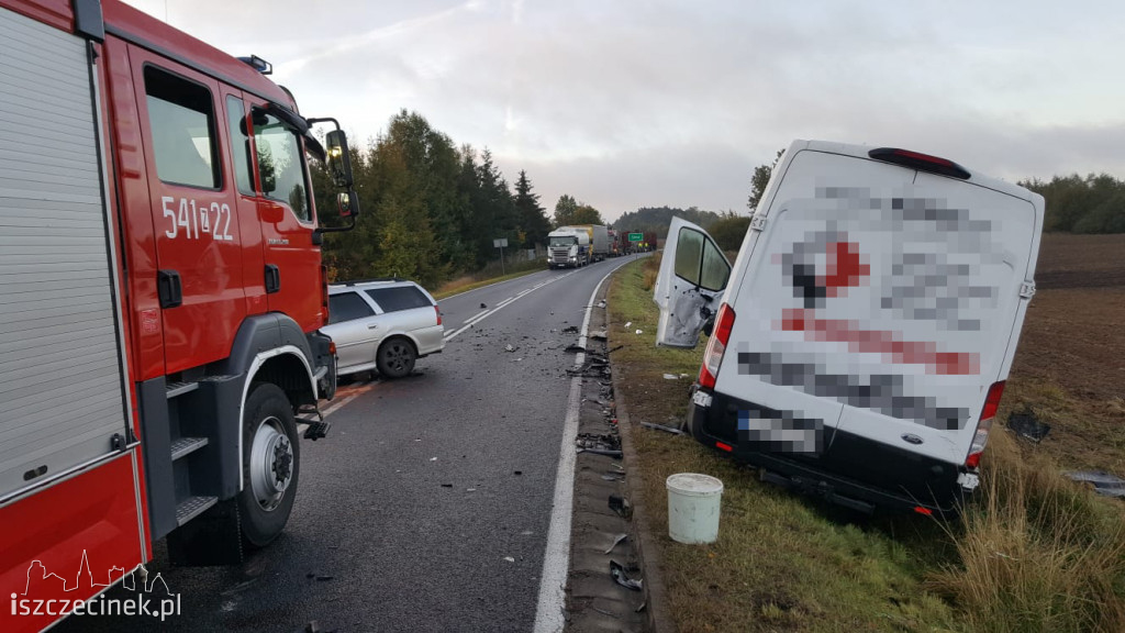 Wypadek na DK-20. Czołowe zderzenie busa z osobówką
