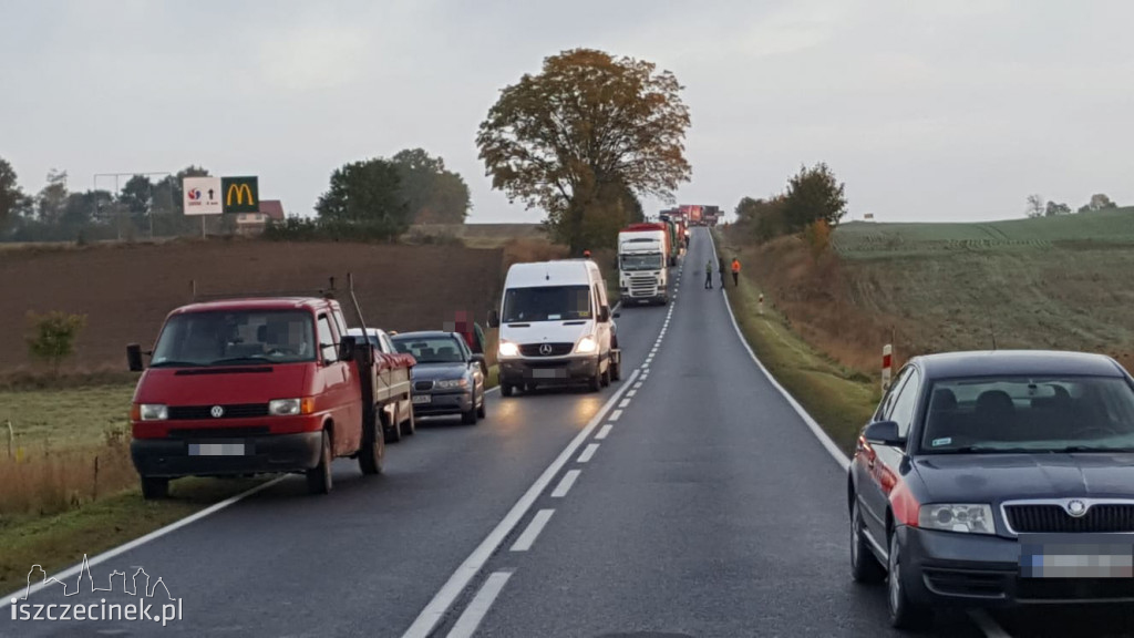 Wypadek na DK-20. Czołowe zderzenie busa z osobówką