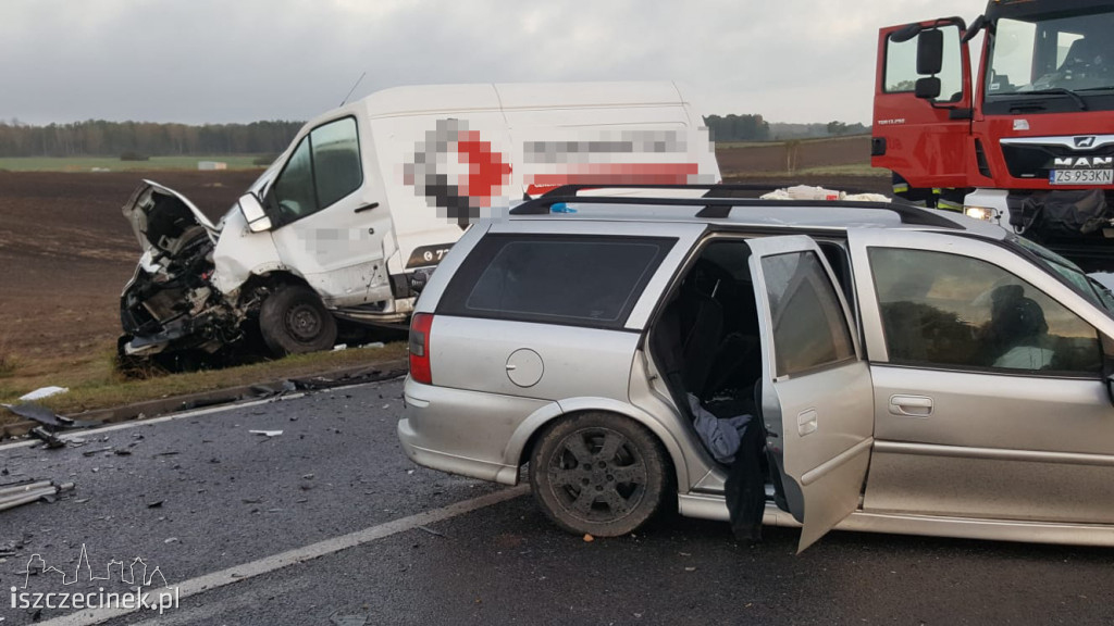 Wypadek na DK-20. Czołowe zderzenie busa z osobówką
