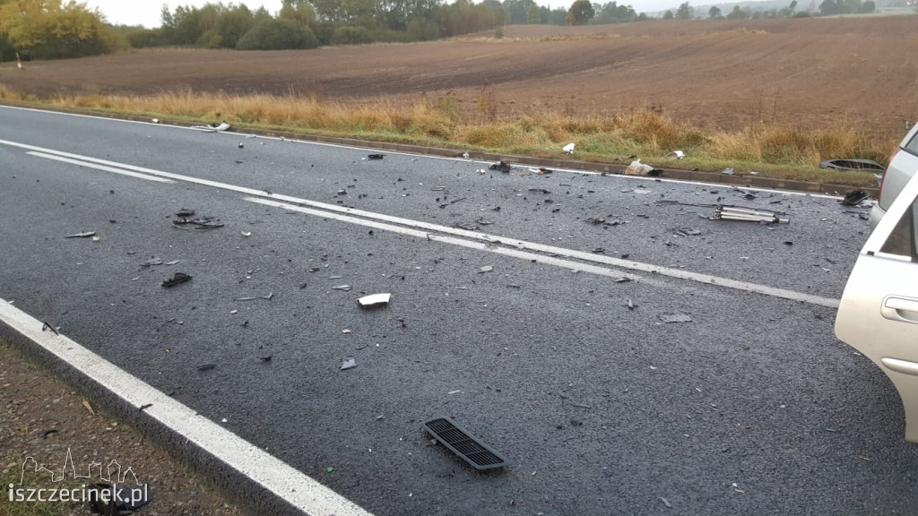 Wypadek na DK-20. Czołowe zderzenie busa z osobówką
