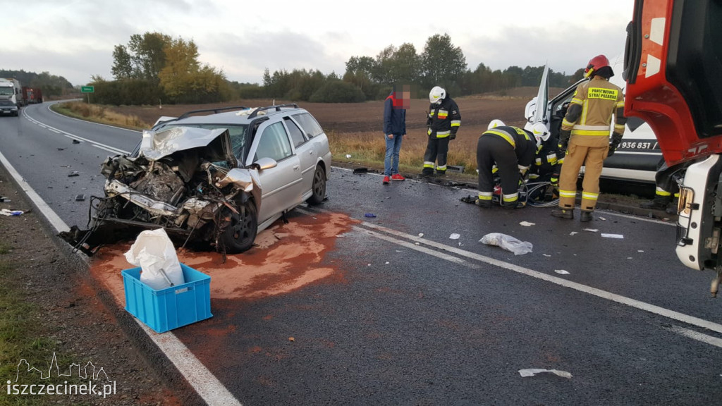 Wypadek na DK-20. Czołowe zderzenie busa z osobówką