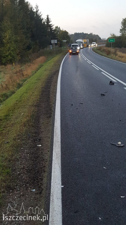 Wypadek na DK-20. Czołowe zderzenie busa z osobówką