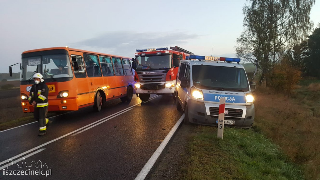 Wypadek na DK-20. Czołowe zderzenie busa z osobówką