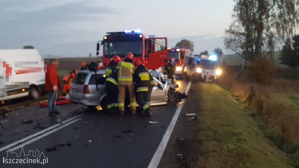 Wypadek na DK-20. Czołowe zderzenie busa z osobówką