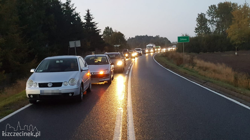 Wypadek na DK-20. Czołowe zderzenie busa z osobówką