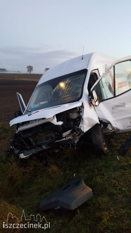 Wypadek na DK-20. Czołowe zderzenie busa z osobówką