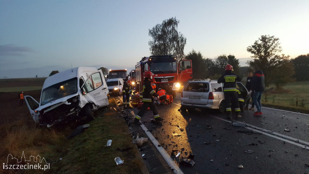 Wypadek na DK-20. Czołowe zderzenie busa z osobówką