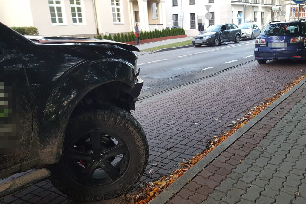 Stłuczka na rondzie w Szczecinku. Zderzyły się dwa pojazdy