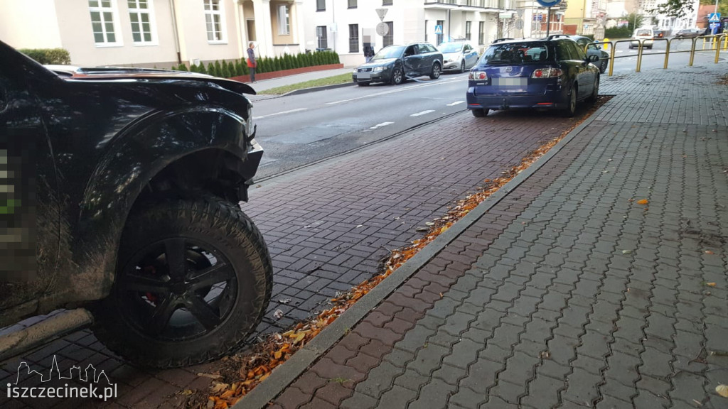 Stłuczka na rondzie w Szczecinku. Zderzyły się dwa pojazdy