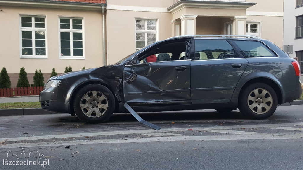 Stłuczka na rondzie w Szczecinku. Zderzyły się dwa pojazdy