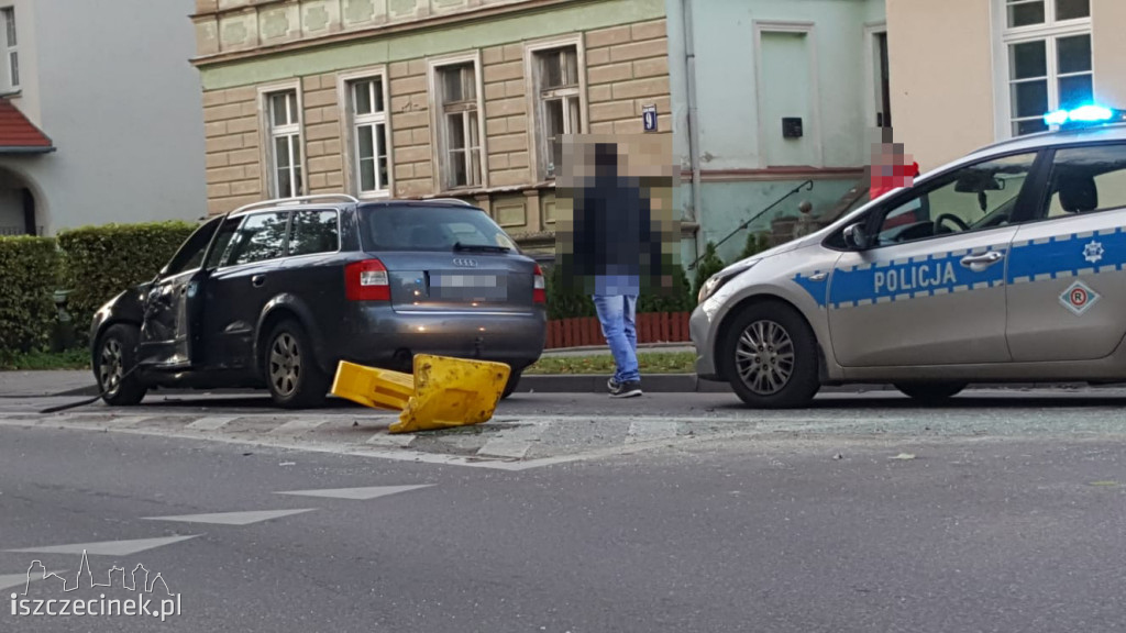 Stłuczka na rondzie w Szczecinku. Zderzyły się dwa pojazdy