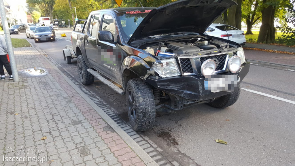 Stłuczka na rondzie w Szczecinku. Zderzyły się dwa pojazdy
