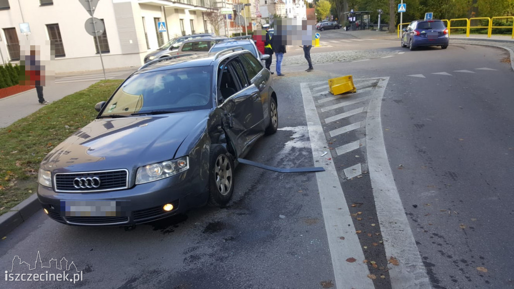 Stłuczka na rondzie w Szczecinku. Zderzyły się dwa pojazdy