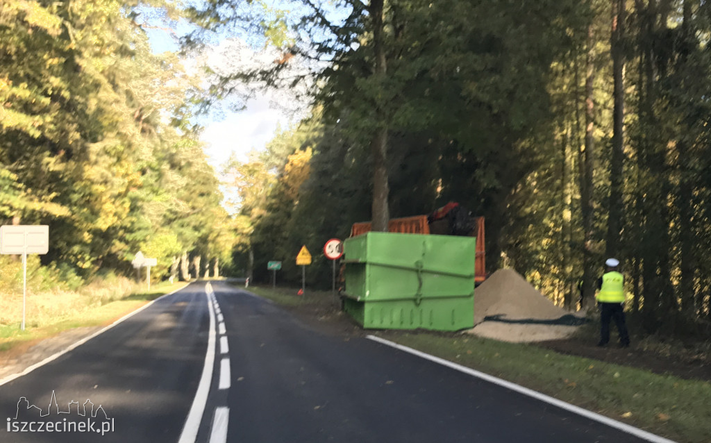 Kontener spadł z ciężarówki na krajowej 