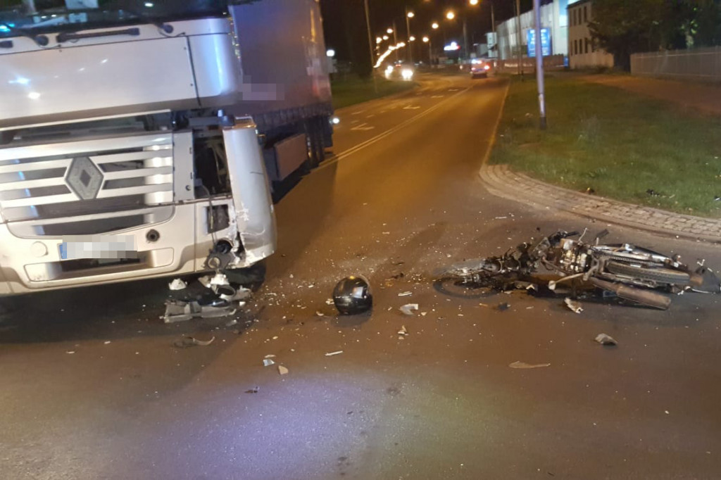 Poważny wypadek na Pilskiej. Motorowerzysta zderzył się z ciężarówką ZDJĘCIA