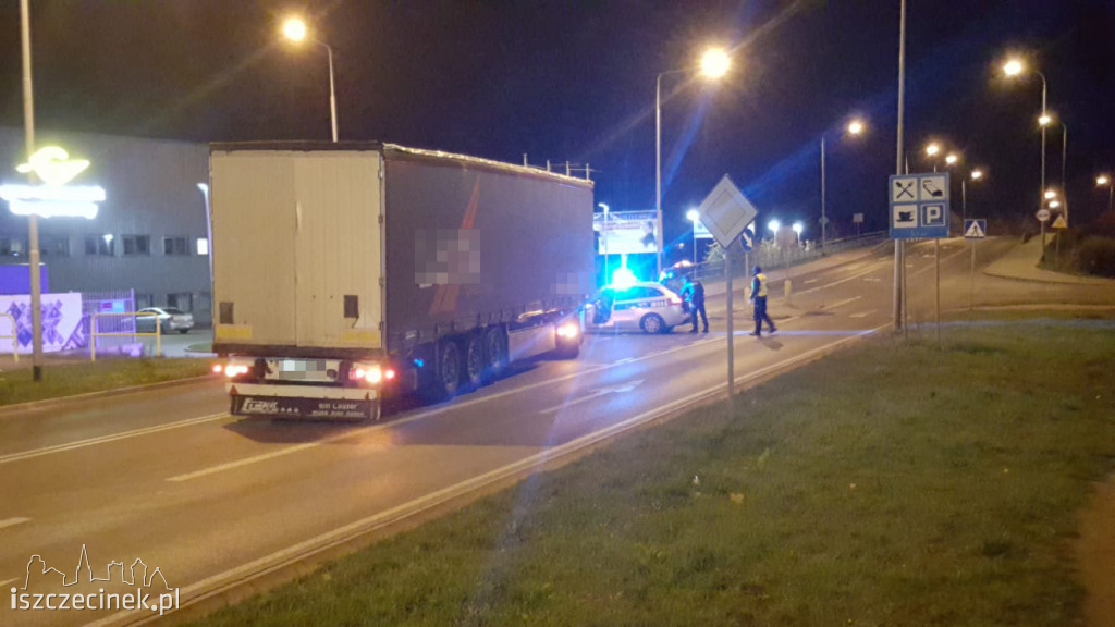 Poważny wypadek na Pilskiej. Motorowerzysta zderzył się z ciężarówką ZDJĘCIA