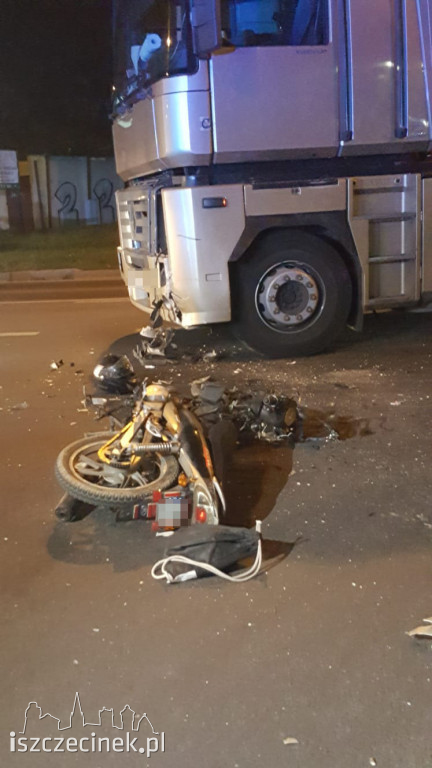 Poważny wypadek na Pilskiej. Motorowerzysta zderzył się z ciężarówką ZDJĘCIA