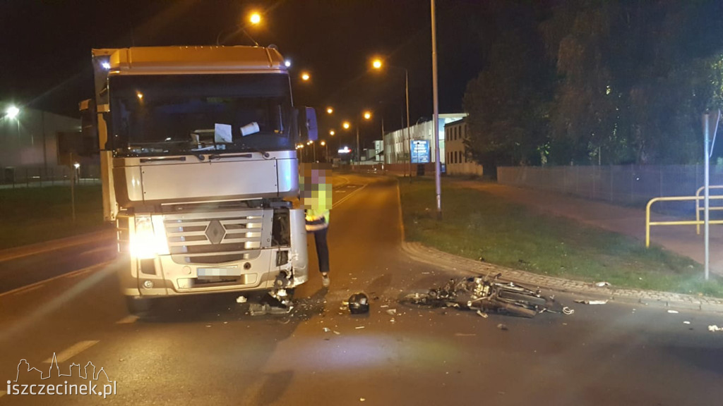 Poważny wypadek na Pilskiej. Motorowerzysta zderzył się z ciężarówką ZDJĘCIA