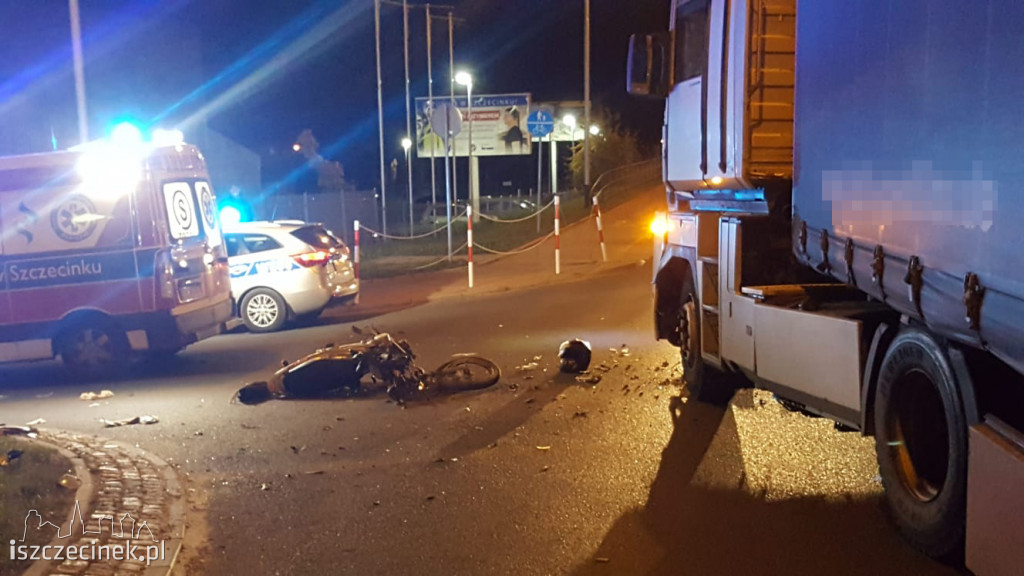 Poważny wypadek na Pilskiej. Motorowerzysta zderzył się z ciężarówką ZDJĘCIA