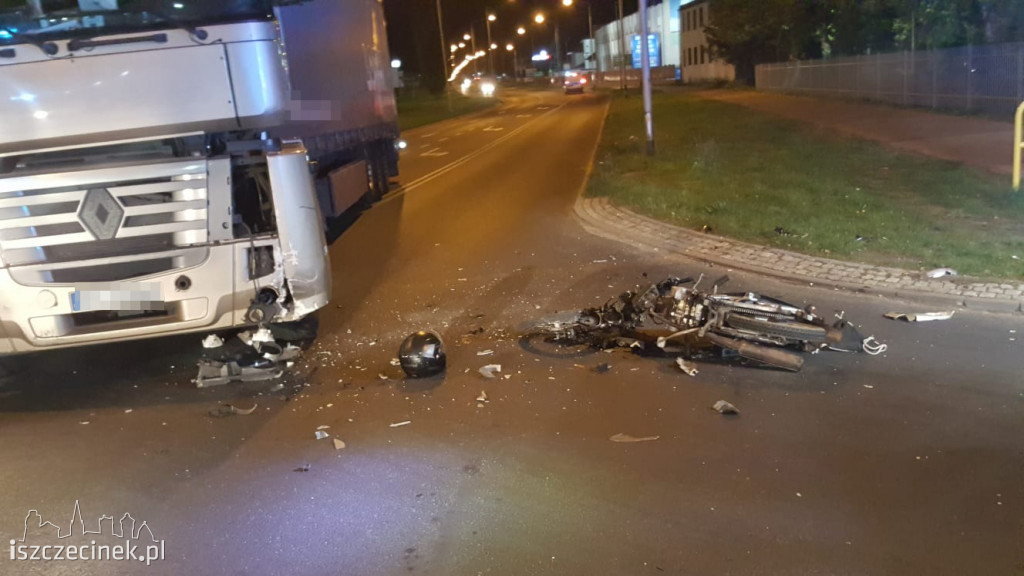 Poważny wypadek na Pilskiej. Motorowerzysta zderzył się z ciężarówką ZDJĘCIA