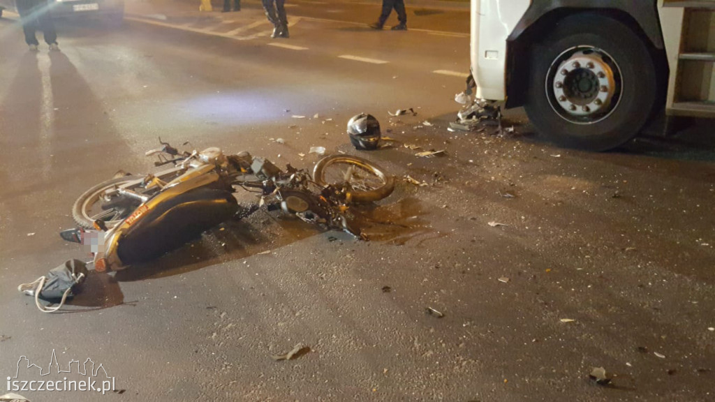 Poważny wypadek na Pilskiej. Motorowerzysta zderzył się z ciężarówką ZDJĘCIA