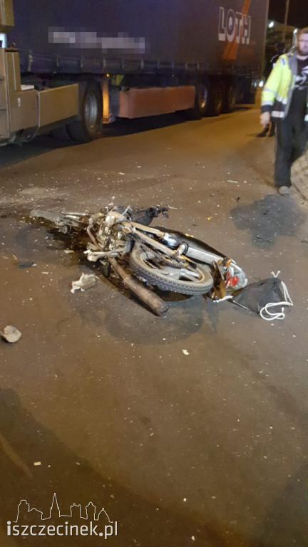 Poważny wypadek na Pilskiej. Motorowerzysta zderzył się z ciężarówką ZDJĘCIA