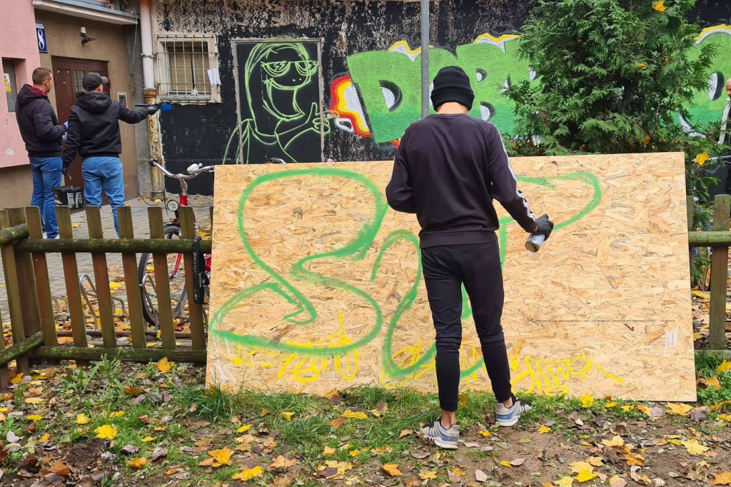 Kolorowe graffiti i nowe przyrządy na placu zabaw