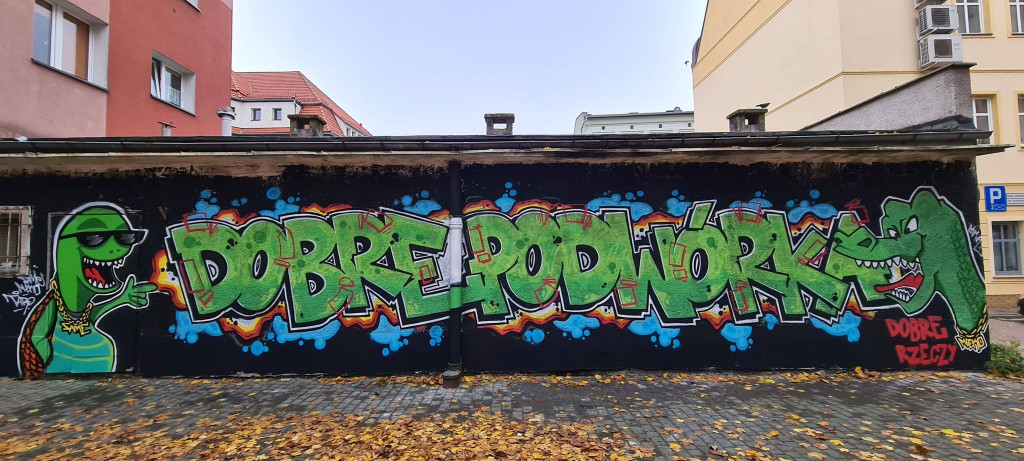 Kolorowe graffiti i nowe przyrządy na placu zabaw