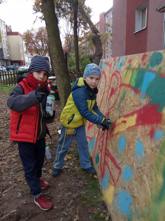Kolorowe graffiti i nowe przyrządy na placu zabaw